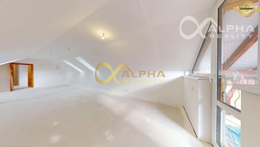 Exkluzívne 3i podkrovný byt s balkónom, 133m2, centrum, SNV
