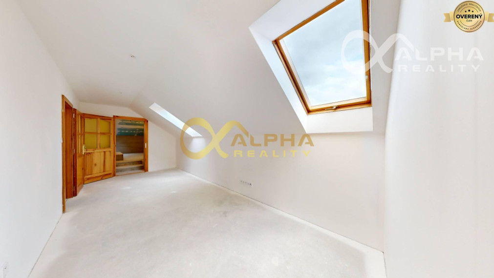 Exkluzívne 3i podkrovný byt s balkónom, 133m2, centrum, SNV