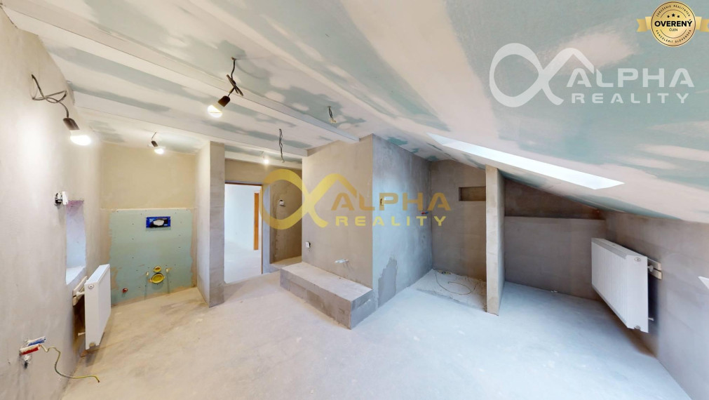 Exkluzívne 3i podkrovný byt s balkónom, 133m2, centrum, SNV