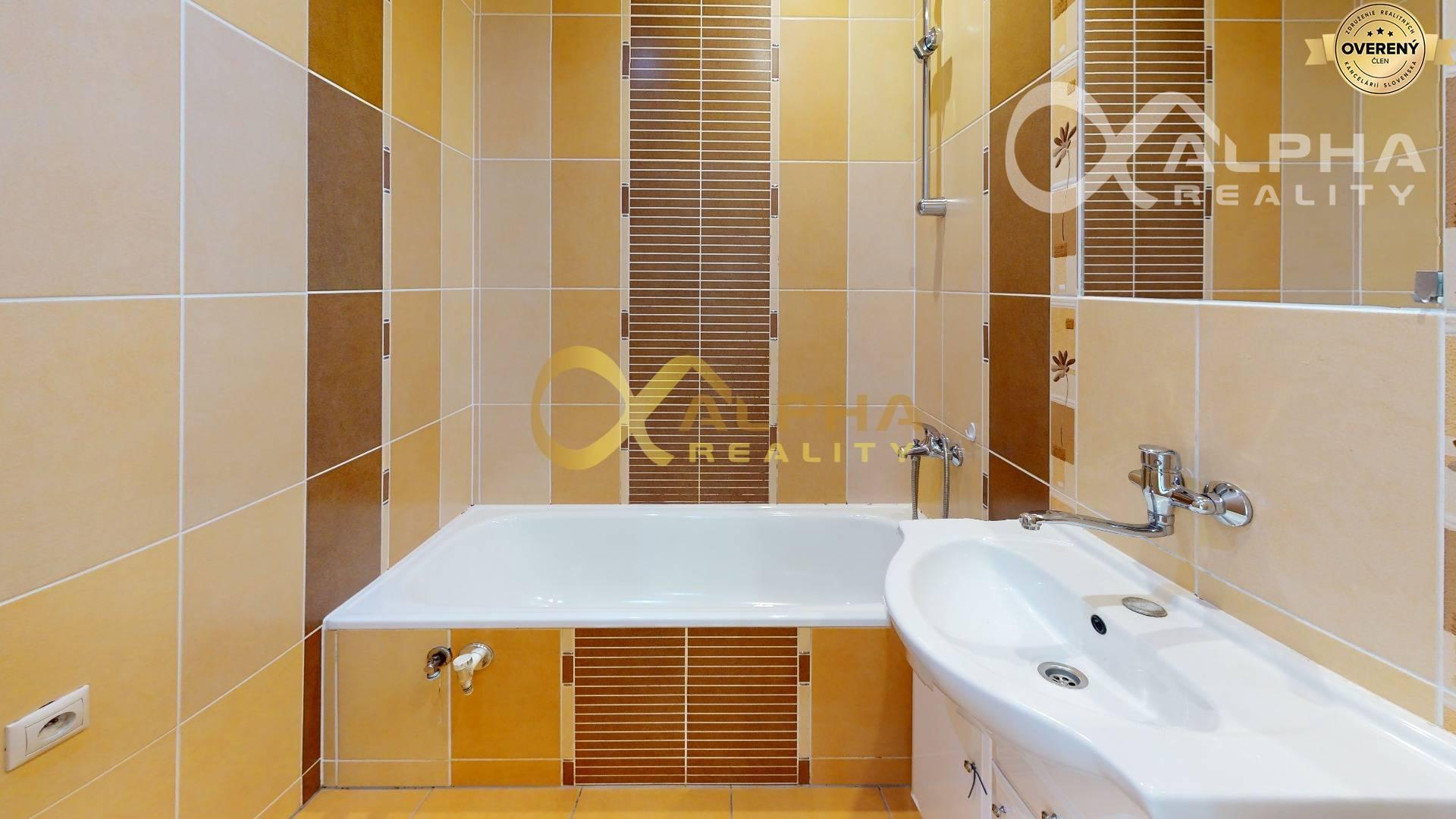 Exkluzívne: Prenájom 4 izbový byt s loggiou, sídl. Mier, Sp. Nová Ves