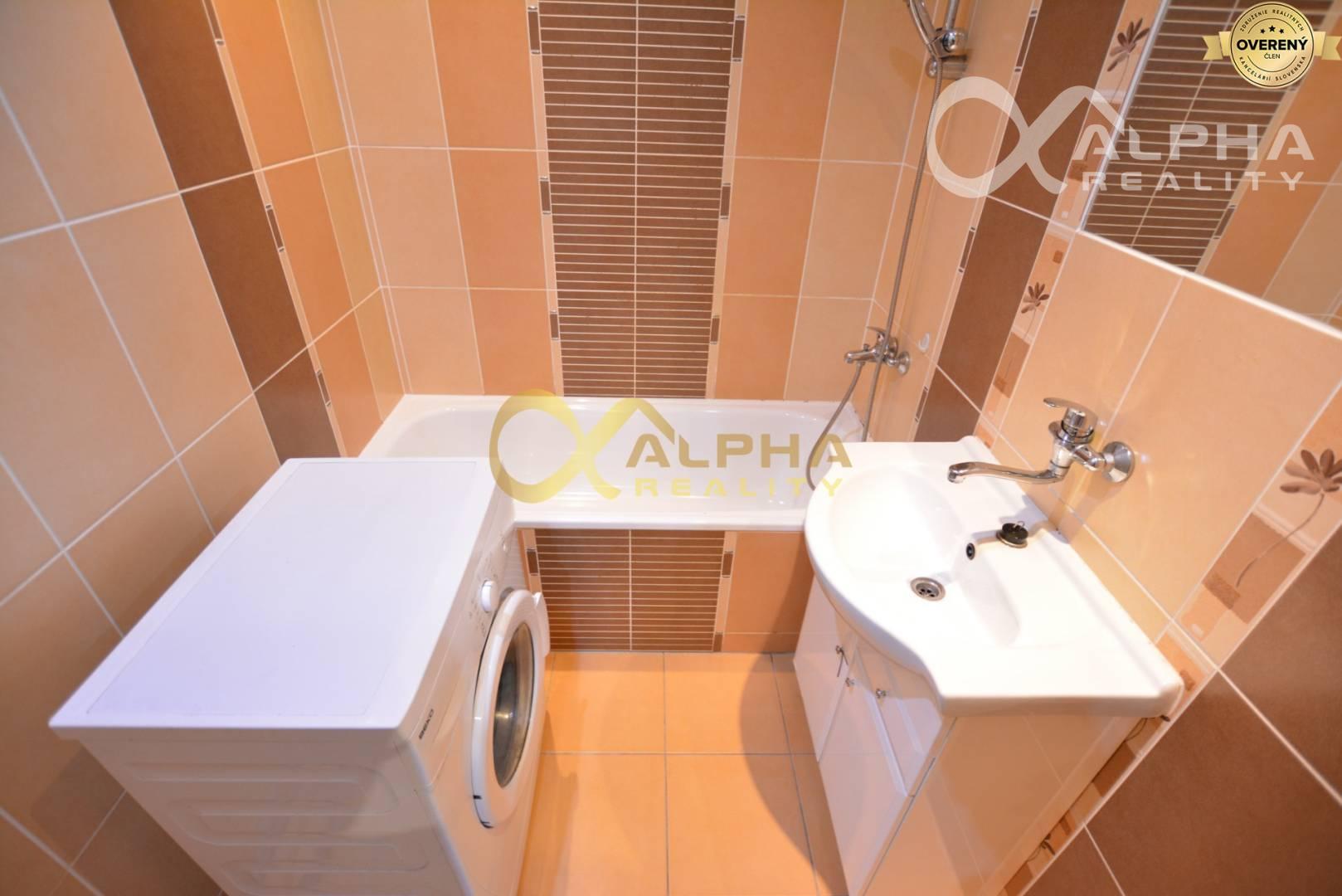 Exkluzívne: Prenájom 4 izbový byt s loggiou, sídl. Mier, Sp. Nová Ves