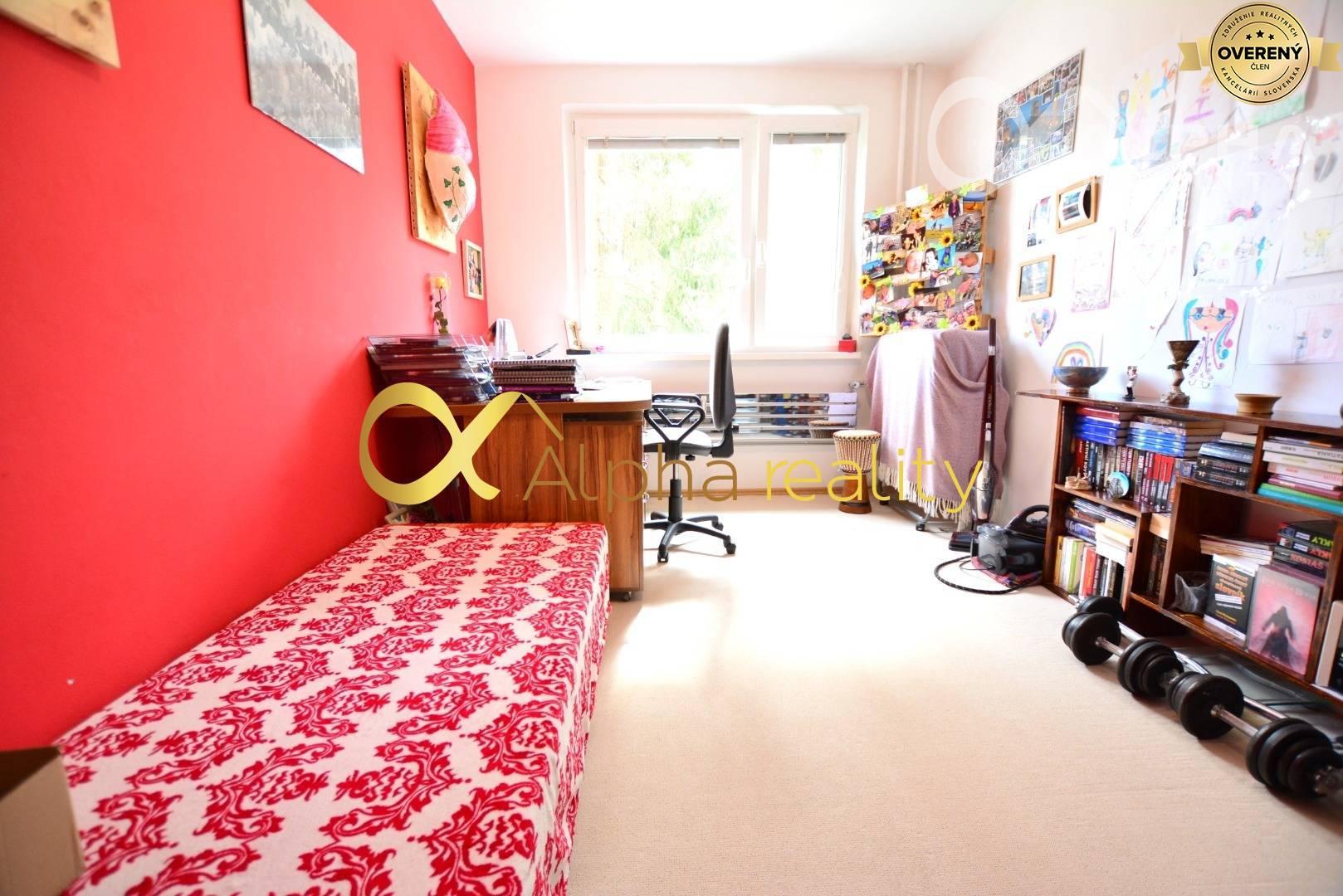 Prenájom: 4 izbový byt s loggiou, sídlisko Mier, Sp.N.Ves