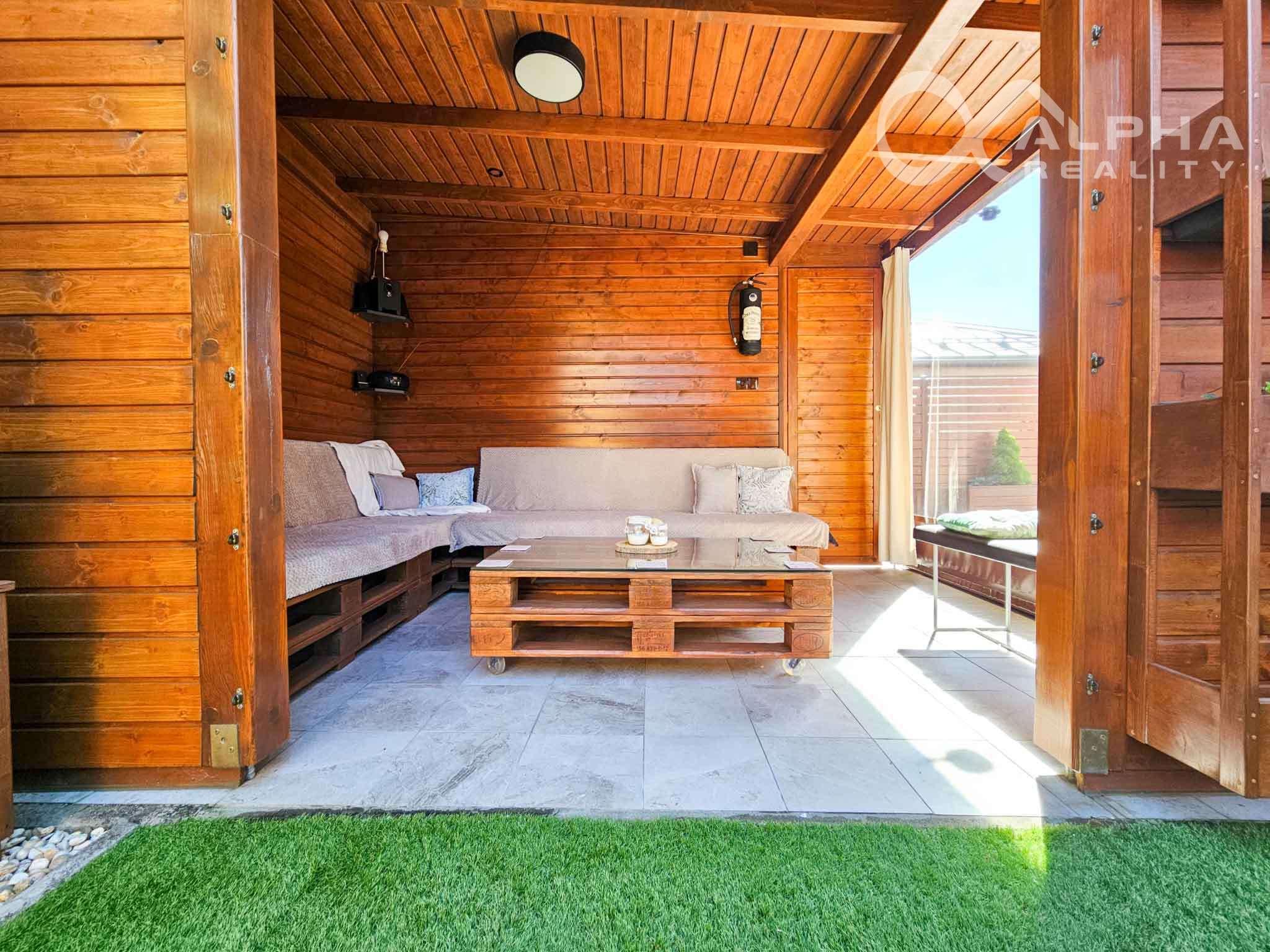 EXKLUZÍVNE nadštandardný 3i byt s terasou, garážou, altánom, Smižany