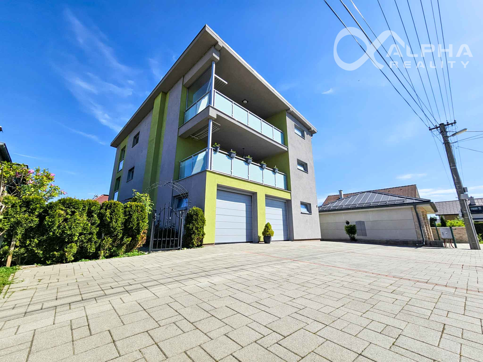 EXKLUZÍVNE nadštandardný 3i byt s terasou, garážou, altánom, Smižany