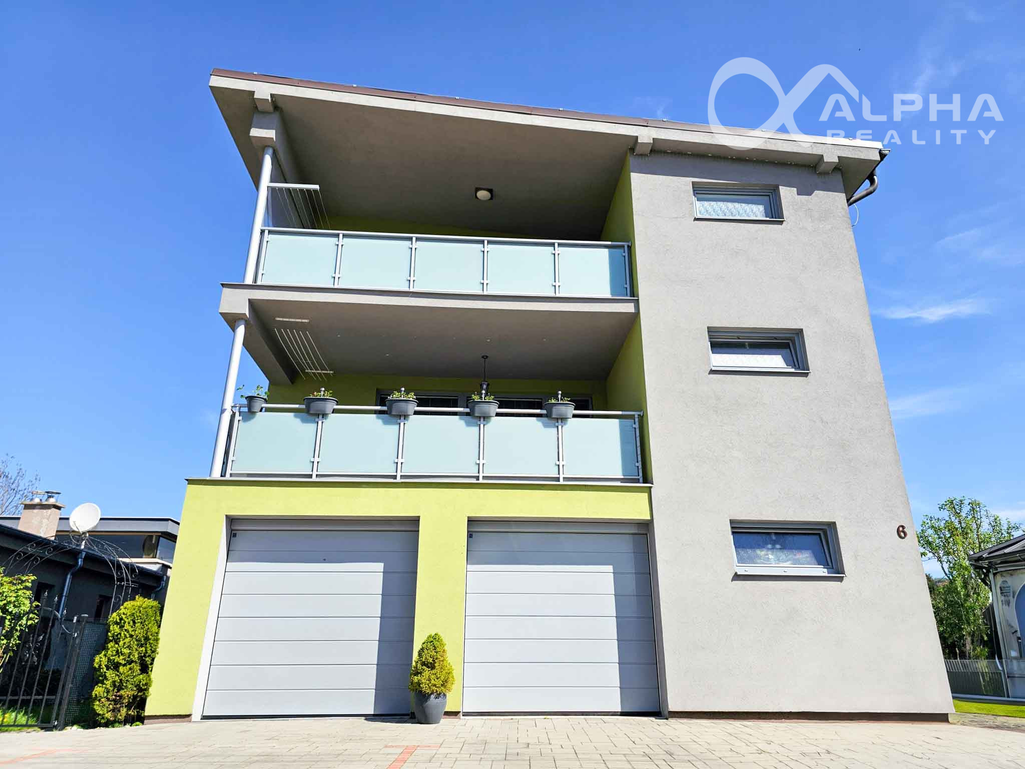 EXKLUZÍVNE nadštandardný 3i byt s terasou, garážou, altánom, Smižany