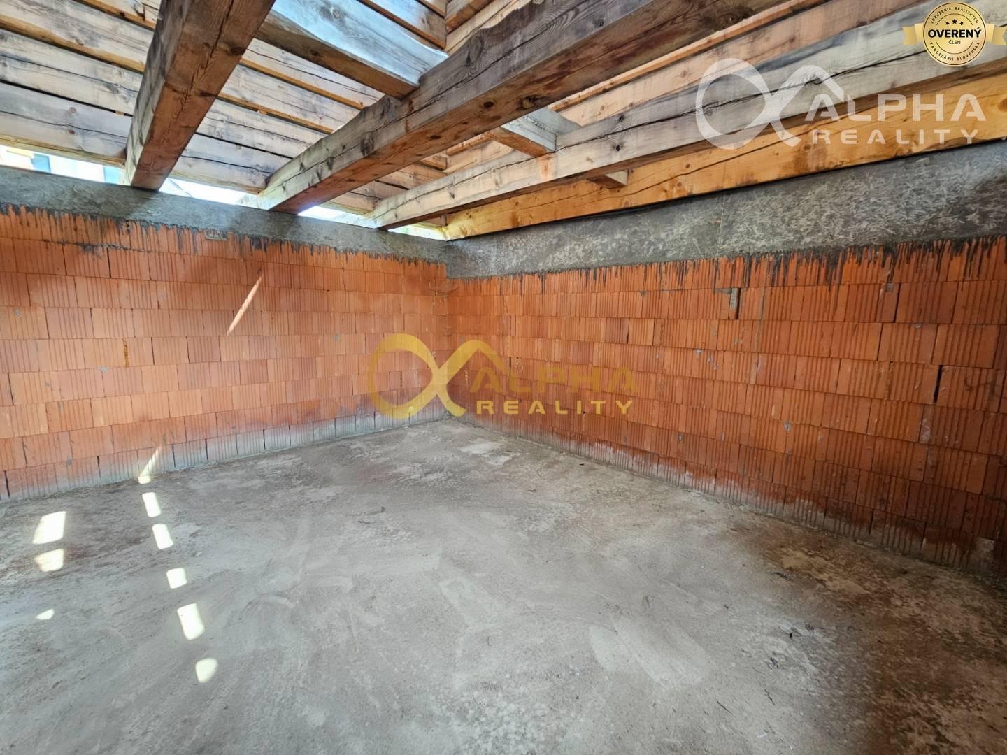 Rozostavaný zrubový rodinný dom, obec Pongrácovce, okres Levoča 