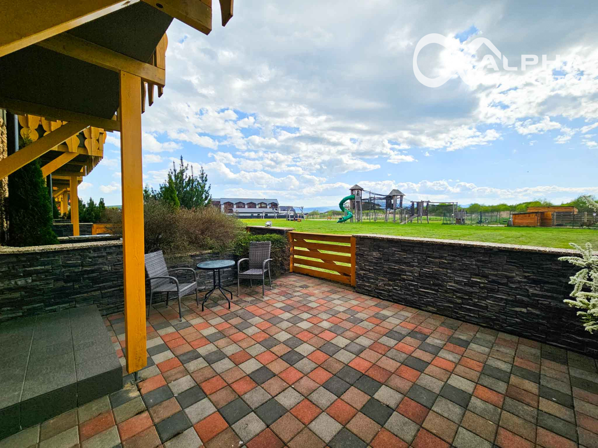 PRENÁJOM 2i apartmán s terasou, parkovaním, Veľká Lomnica